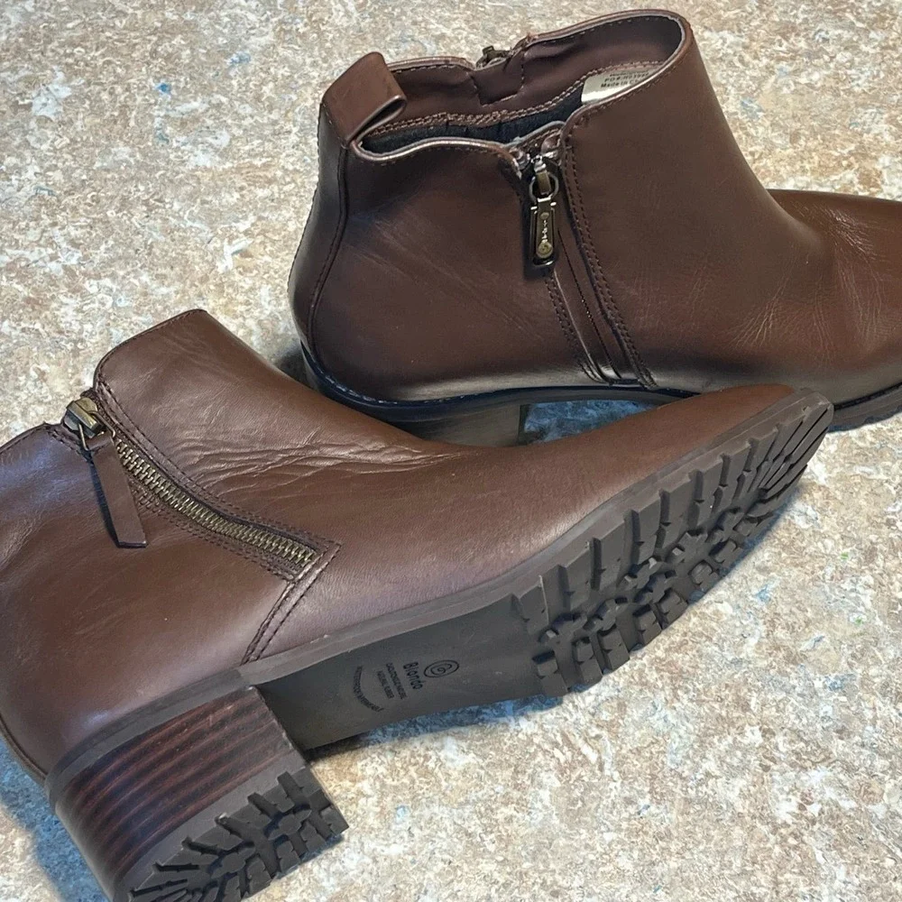 Blondo Women's Brown Samara Waterproof Classic Stacked Heel Booties Size 9.5 - Picture 3 of 10